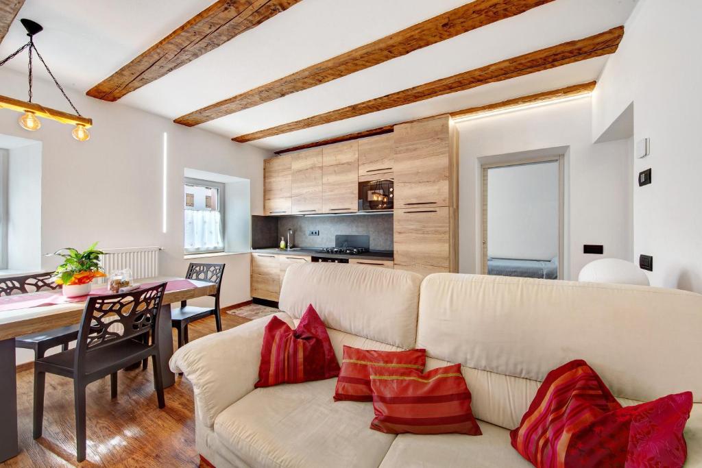 a living room with a couch and a table at Appartamento Bucaneve - Padola in Padola
