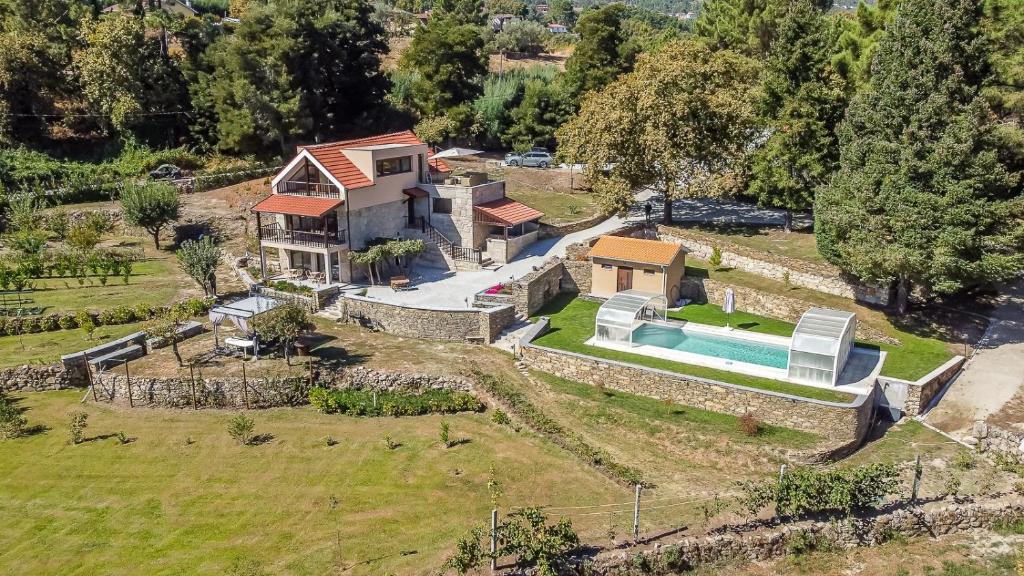 an aerial view of a house with a swimming pool at Terra Nossa com Piscina aquecida in Vila Real