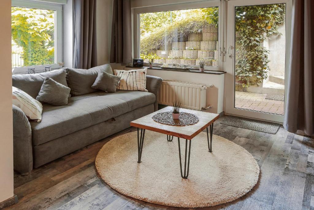 a living room with a couch and a coffee table at Ferienwohnung Malerstübchen in Willingen
