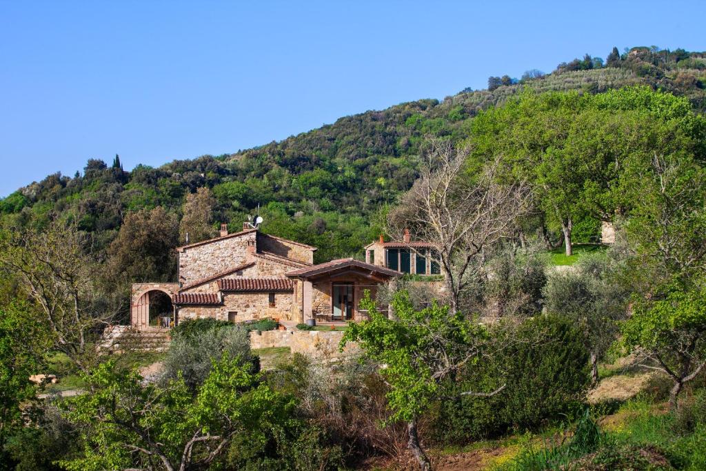 an old house in the middle of a mountain at Poggio Diavolino - Suvereto in Suvereto