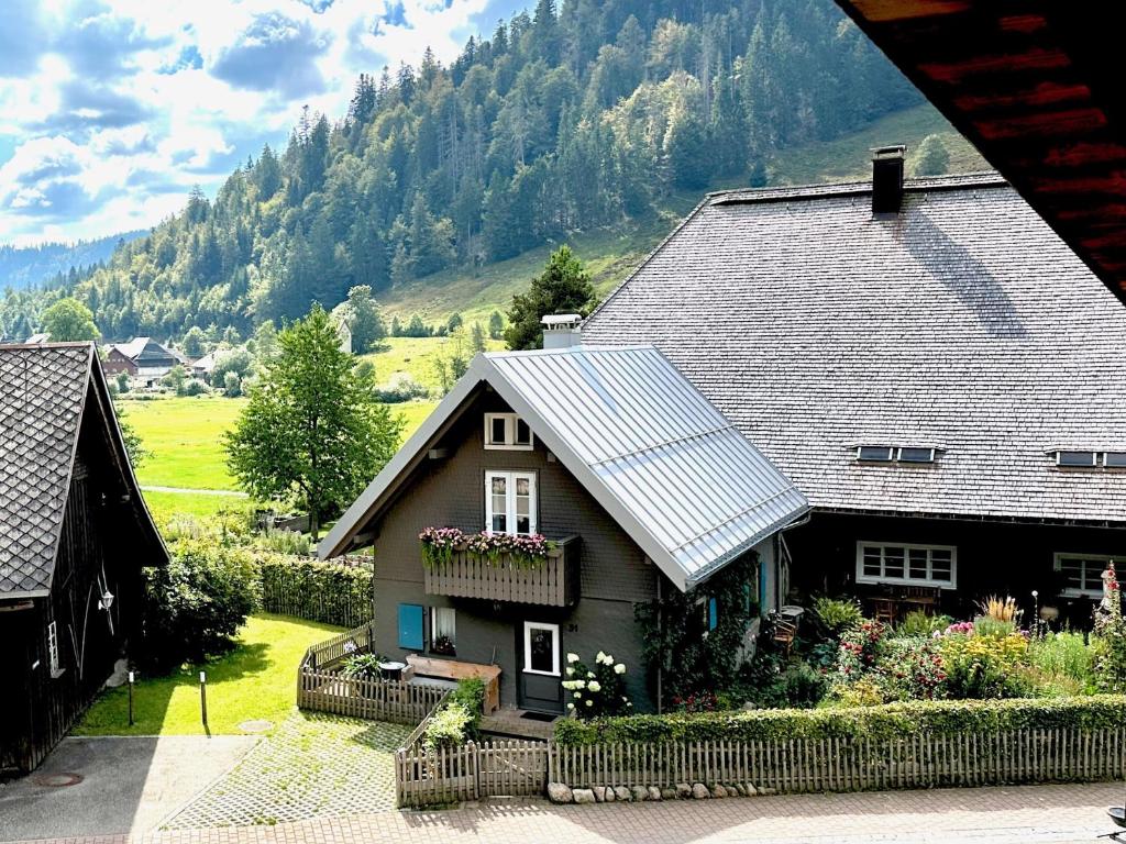 a house with a balcony and a mountain at Backhüsli am Bauerngarten in St. Blasien
