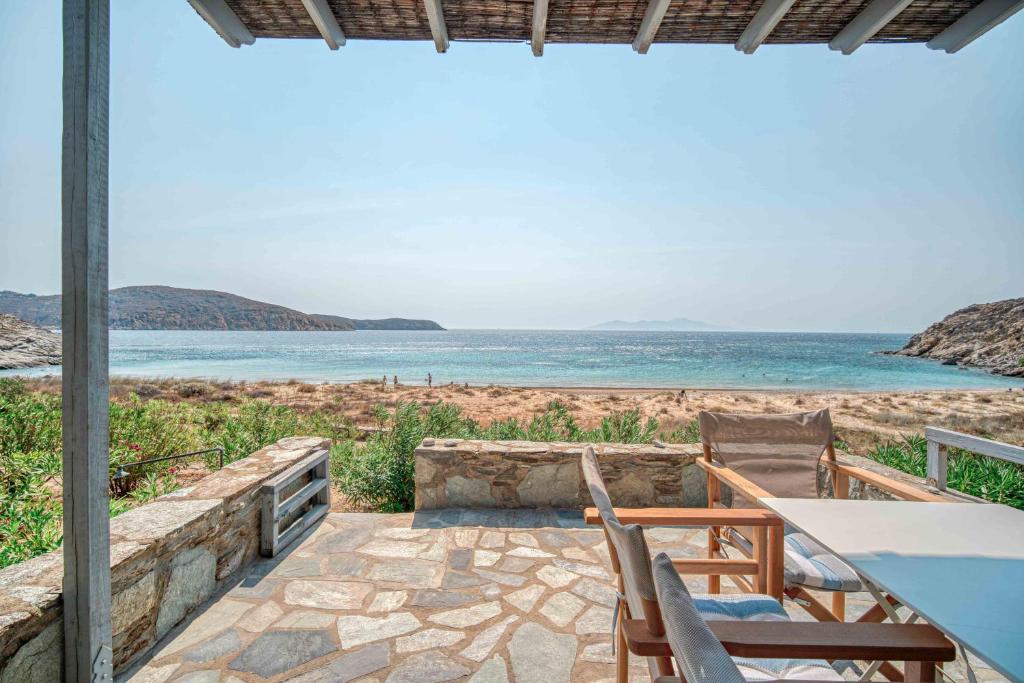 a patio with a view of the beach at Karavi in Rámos