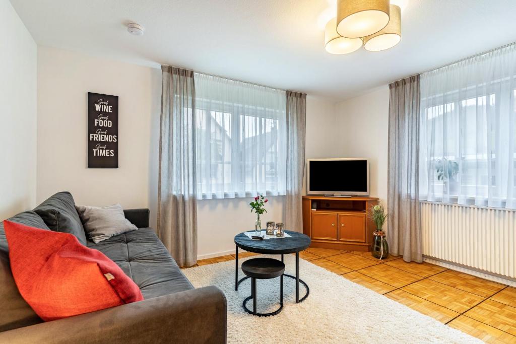 a living room with a couch and a tv at Ferienwohnung Schätzle in Schuttertal