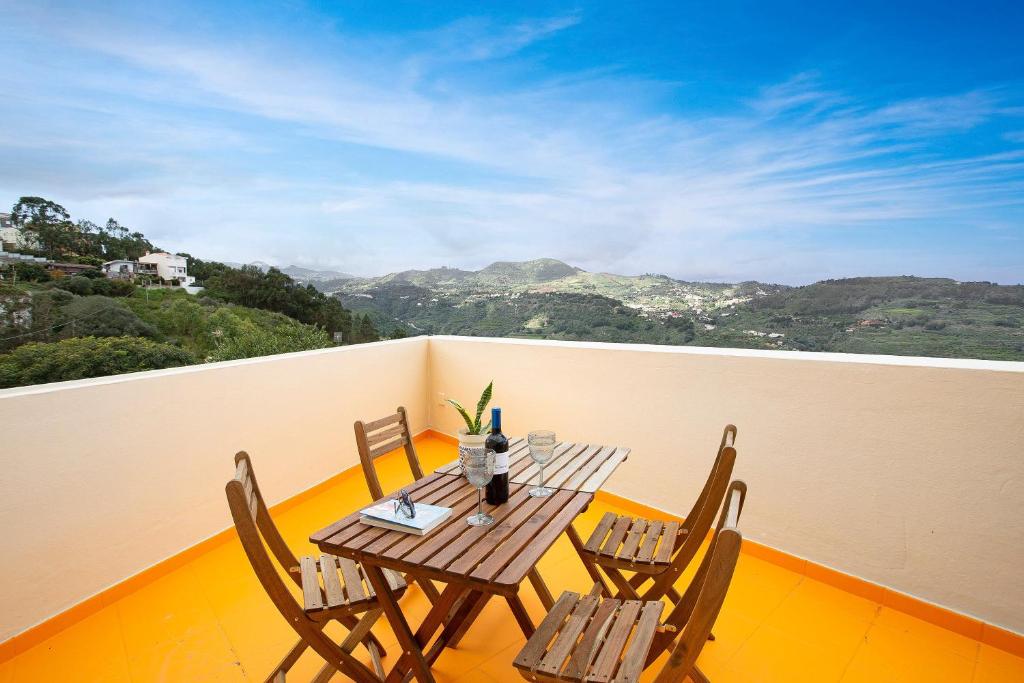 a table and chairs on a balcony with a view at Carmelo y Carmela 6 in Teror