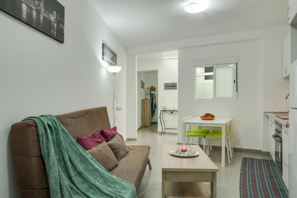 a living room with a couch and a table at 1b Srv in Vecindario