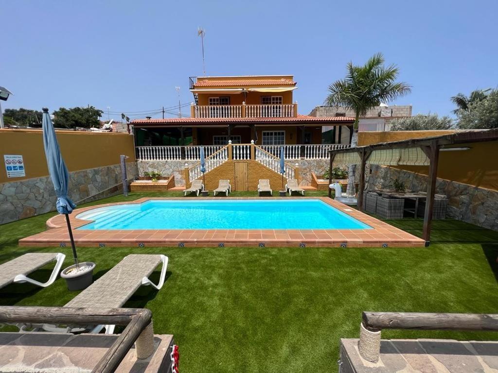 a swimming pool in front of a house at Villa Christisay in San Bartolomé