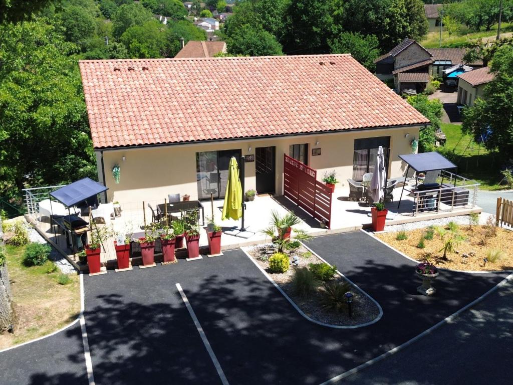 an aerial view of a house with a skateboard in a parking lot at Gite le Pic Epeiche in Sarlat-la-Canéda