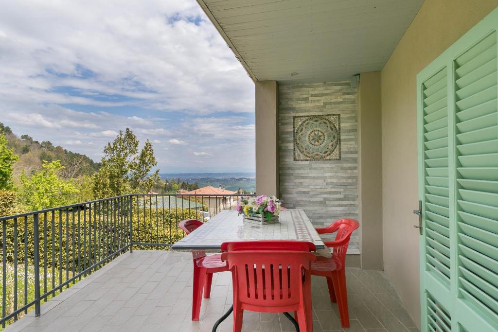 a table and chairs on the balcony of a house at Appartamento Stella in Chianni
