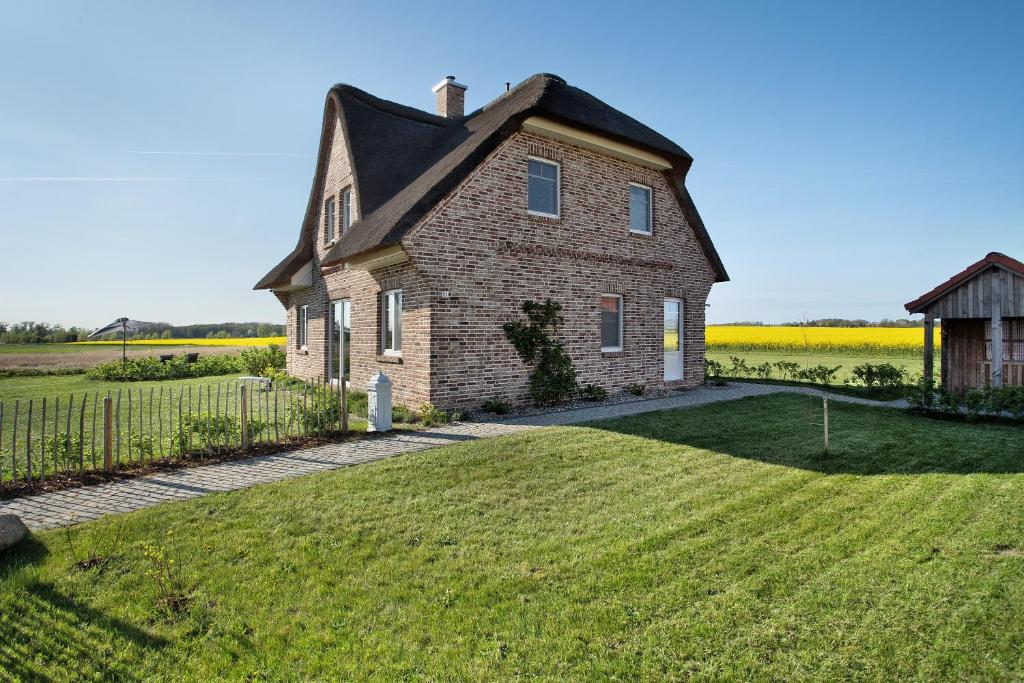 an old brick house in the middle of a field at Meerzeit in Mellnitz