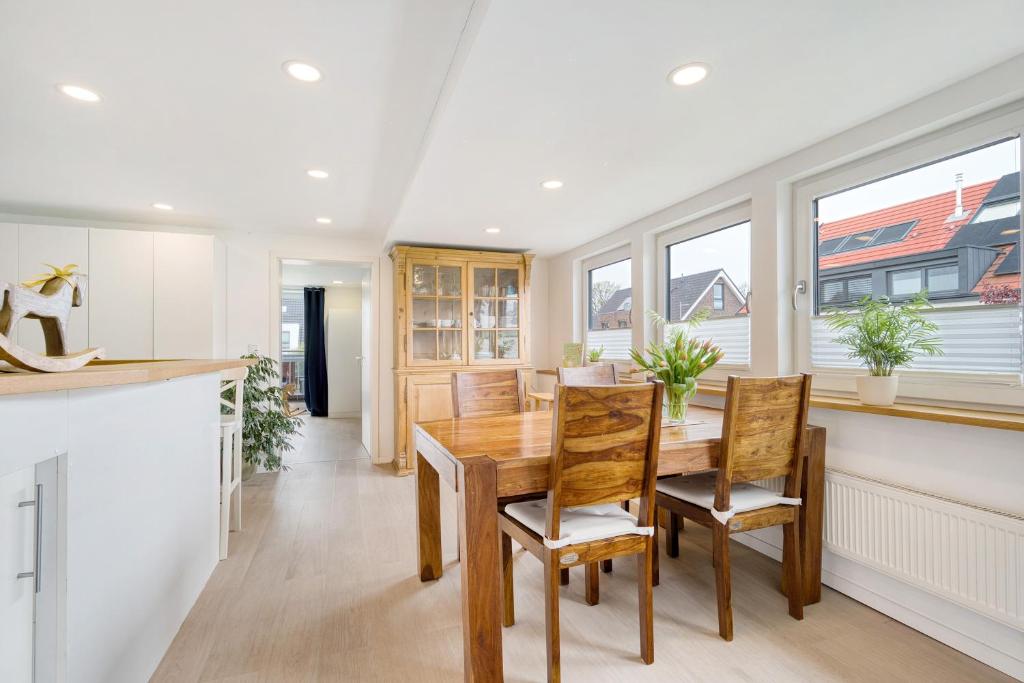 a kitchen and dining room with a wooden table and chairs at Ferienwohnung Feuerbach in Telgte