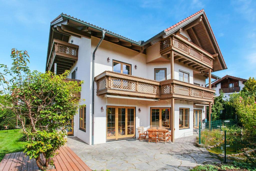 an exterior view of a house with a patio at Ferienwohnung Gelting in Geretsried