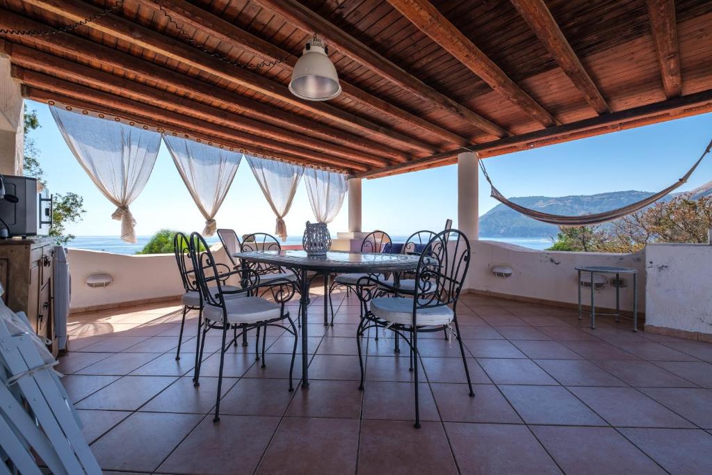 a dining room with a table and chairs at Jerà Suite Vista Mare in Lipari