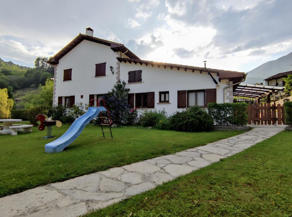a house with a slide in the yard at Apartamento Rural Jana in Alles