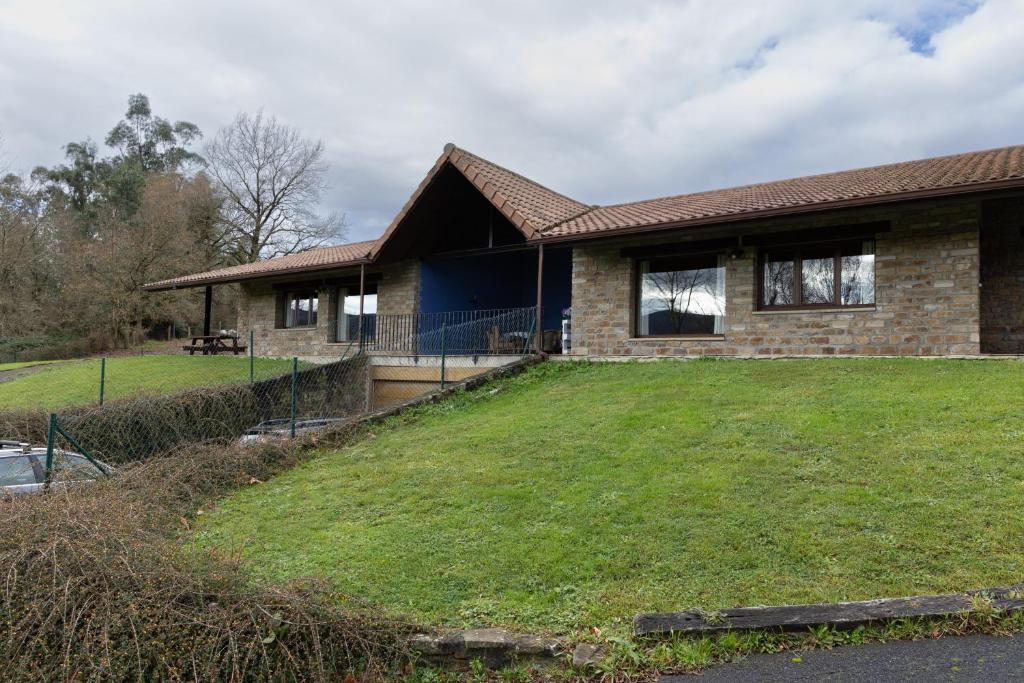 ein Haus mit einem großen Vorgarten in der Unterkunft Aitxitxe in Karrantza
