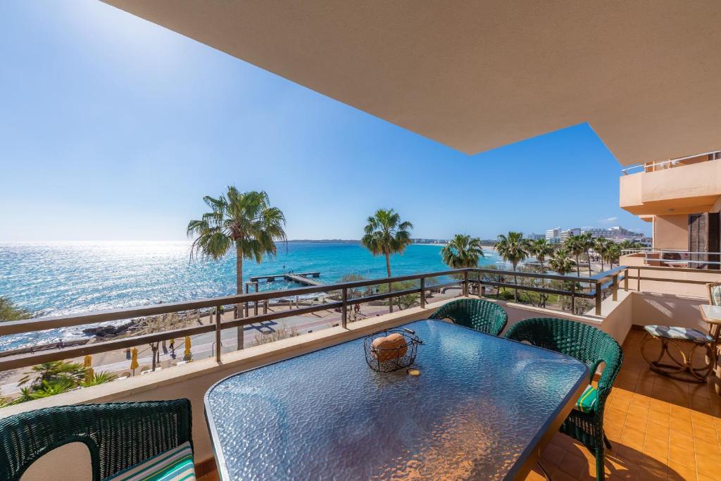 a balcony with a table and chairs and the ocean at Mastil in Cala Millor