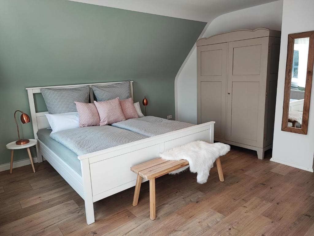 a bedroom with a bed with pink and grey pillows at Muhrbach in Weier