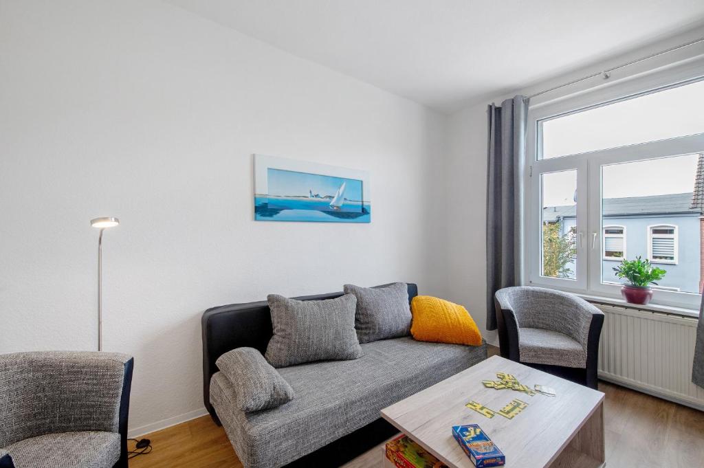 a living room with a couch and a table at 'kiek In' Fewo Schellberg in Grevesmühlen