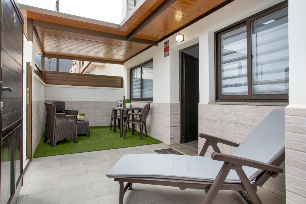 a patio with a table and chairs and a dining room at Casa Judit in Los Silos