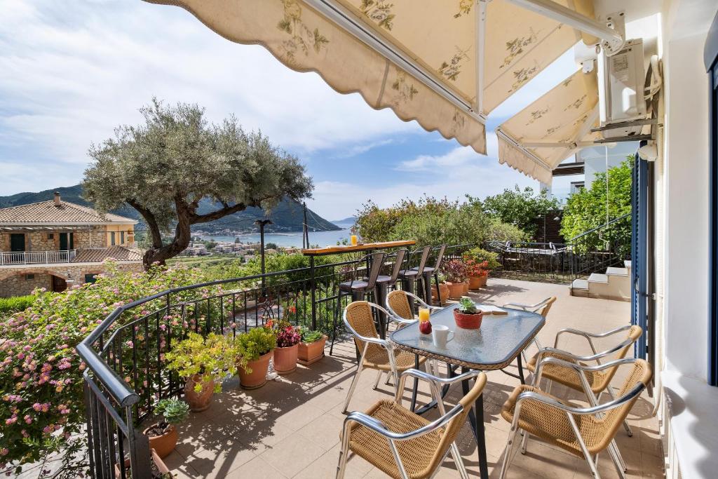 a table and chairs on a balcony with a view at Panorama apartment 1 in Póndi