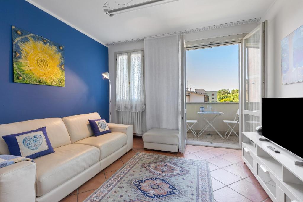 a living room with a couch and a tv at Residence Franciacorta in Rovato