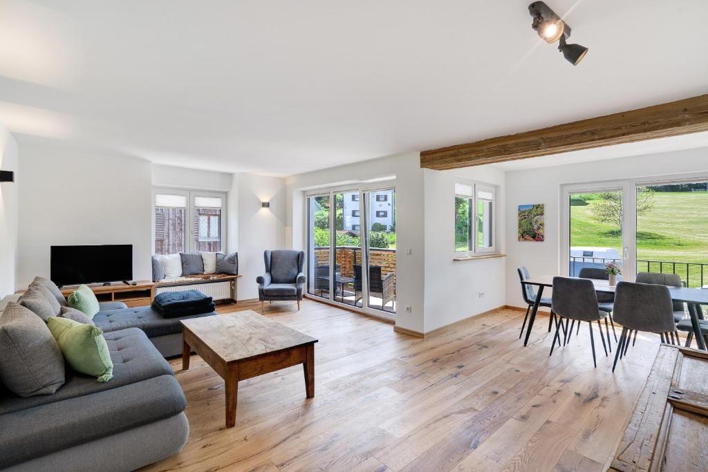 a living room with a couch and a table at Ferienwohnung Kalvarienberg in Bad Tölz
