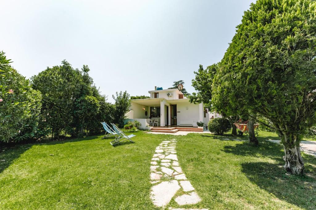 a house with a garden with a rock path at Villa Margherita in Marongiu