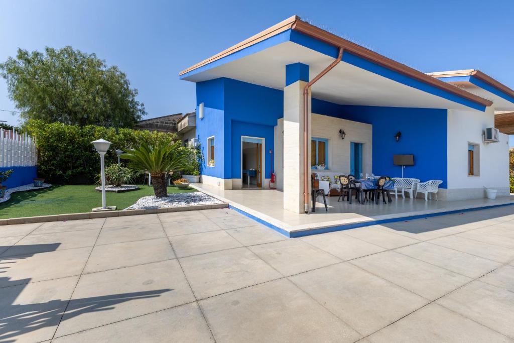 a blue and white house with a patio at Villa Lindarelax in Santa Maria del Focallo
