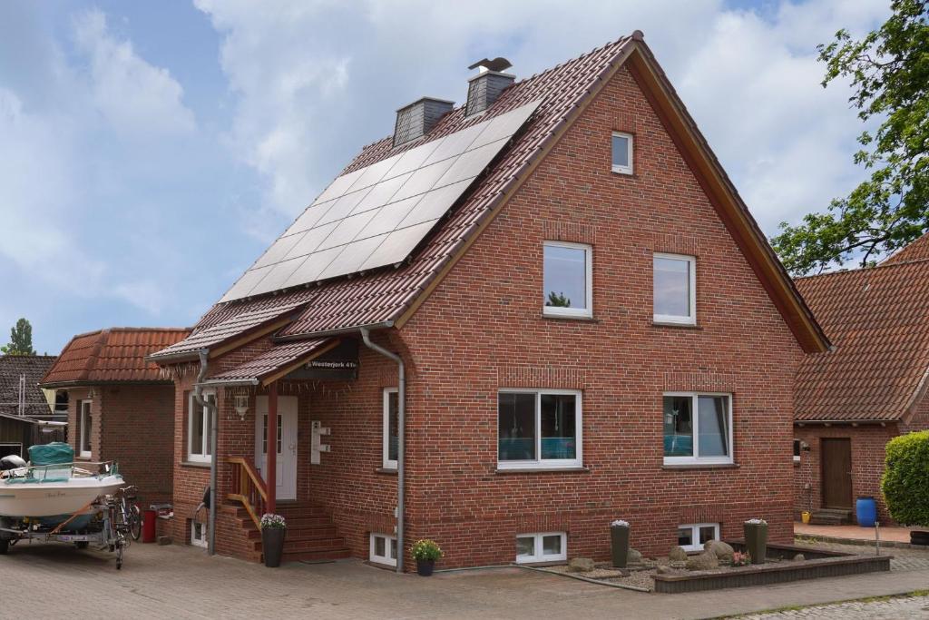 a house with solar panels on the roof at Ferienwohnung Apfelkorb in Jork