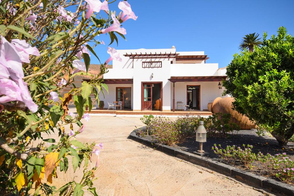 a view of a house from the garden at Finca Remedios in Los Valles