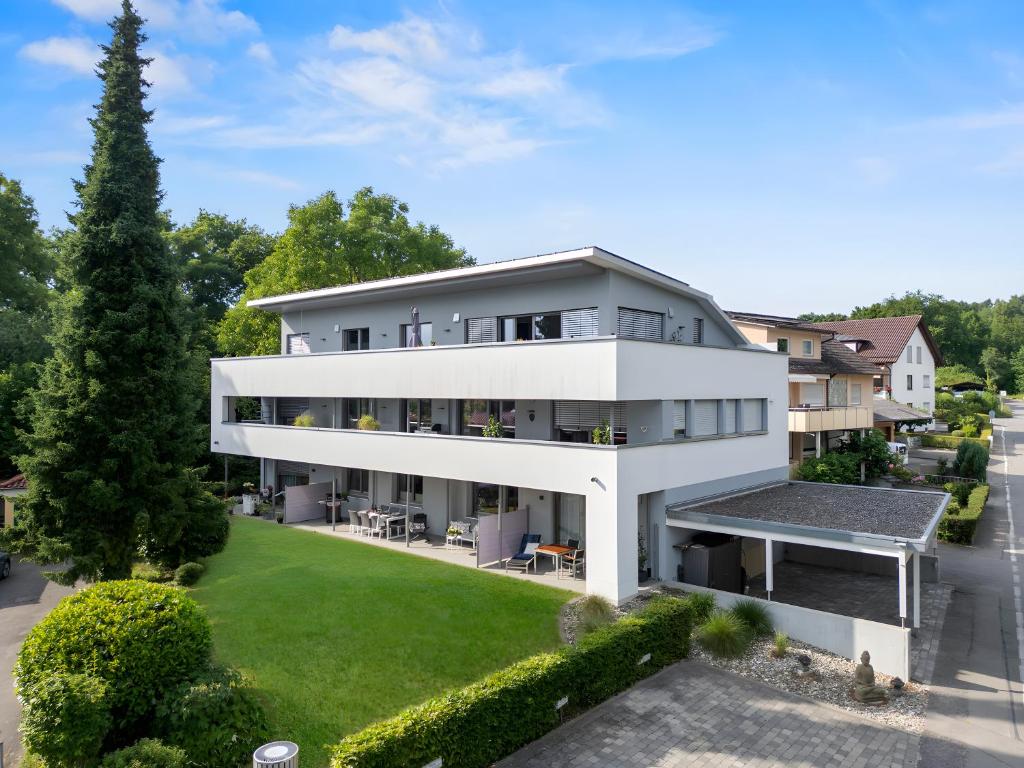 an aerial view of a white house with a yard at Rosenquarz in Überlingen
