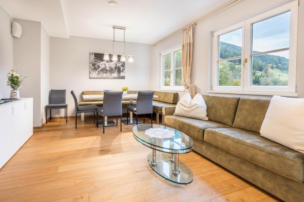 a living room with a couch and a table at Alpen Living - 2 Stock in Cadipietra