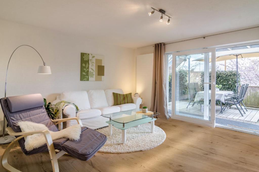 a living room with a white couch and a table at Ferienwohnung Kunstmann in Überlingen
