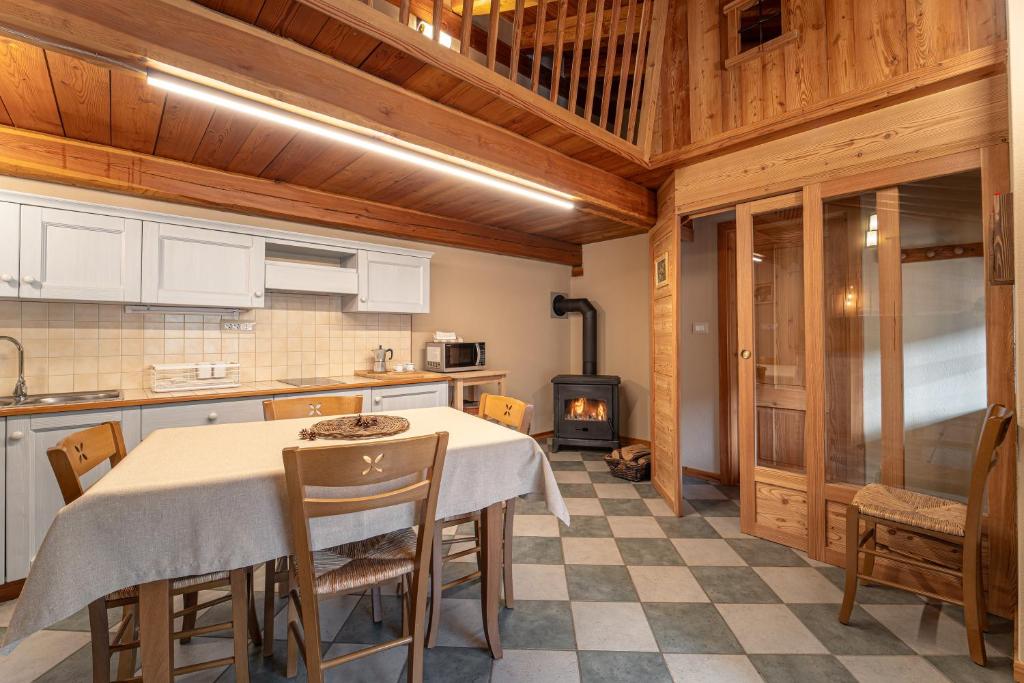 a kitchen with a table and chairs and a stove at Civico 6 in Marmora