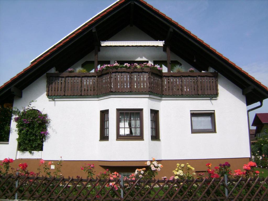 a house with a balcony with flowers on it at Ferienwohnung Eva Maria in Mahlberg