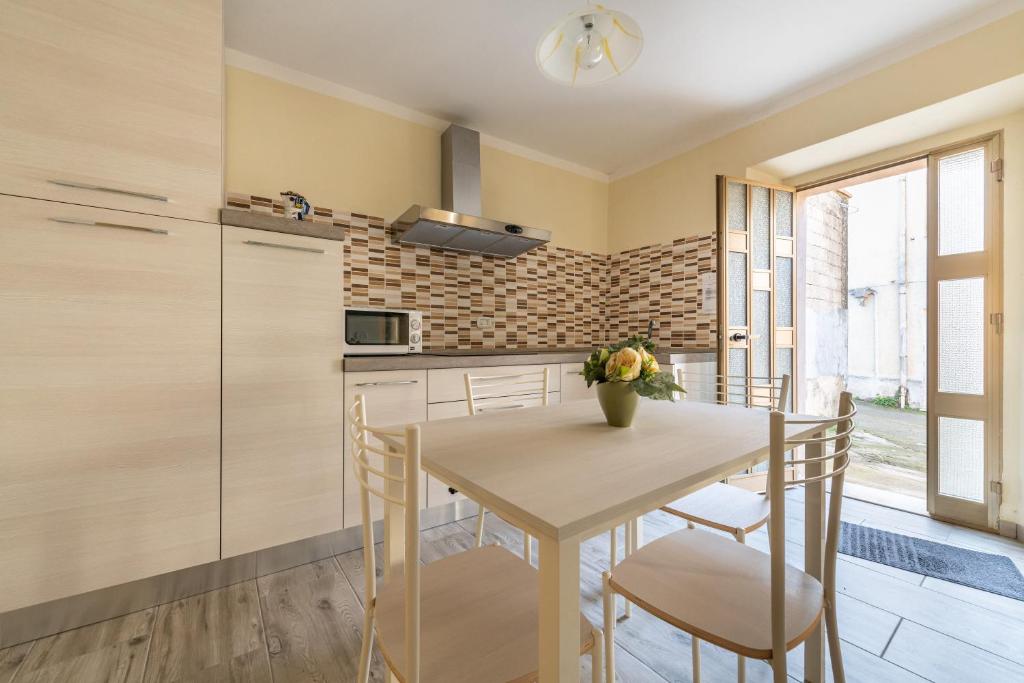 a kitchen and dining room with a table and chairs at Casa di Stefania in Fluminimaggiore