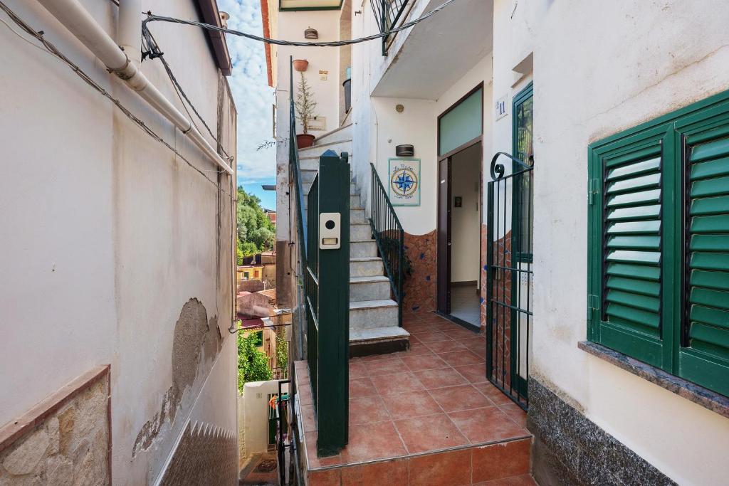 a narrow alley with a green door and a building at Ce Tour - Cetara Guest House in Cetara