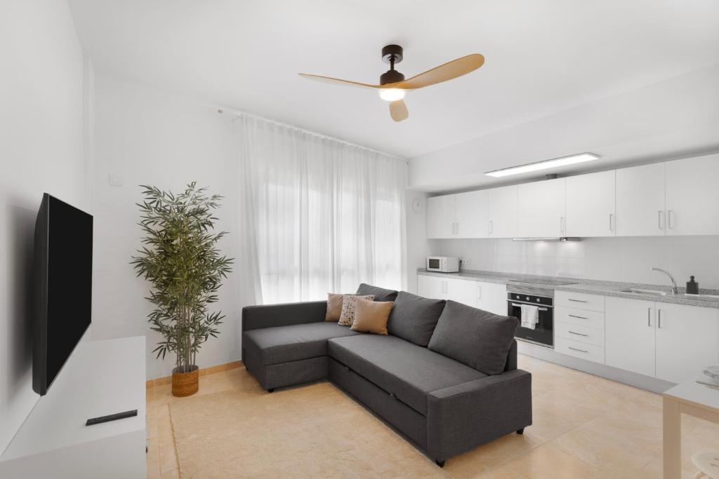 a living room with a couch and a ceiling fan at Odelaria Home in Ingenio