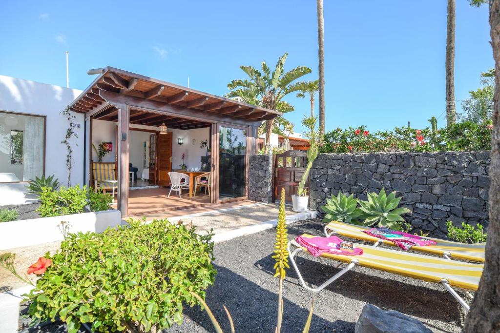 a group of surfboards sitting next to a house at Bungalow Playa Bastián in Costa Teguise