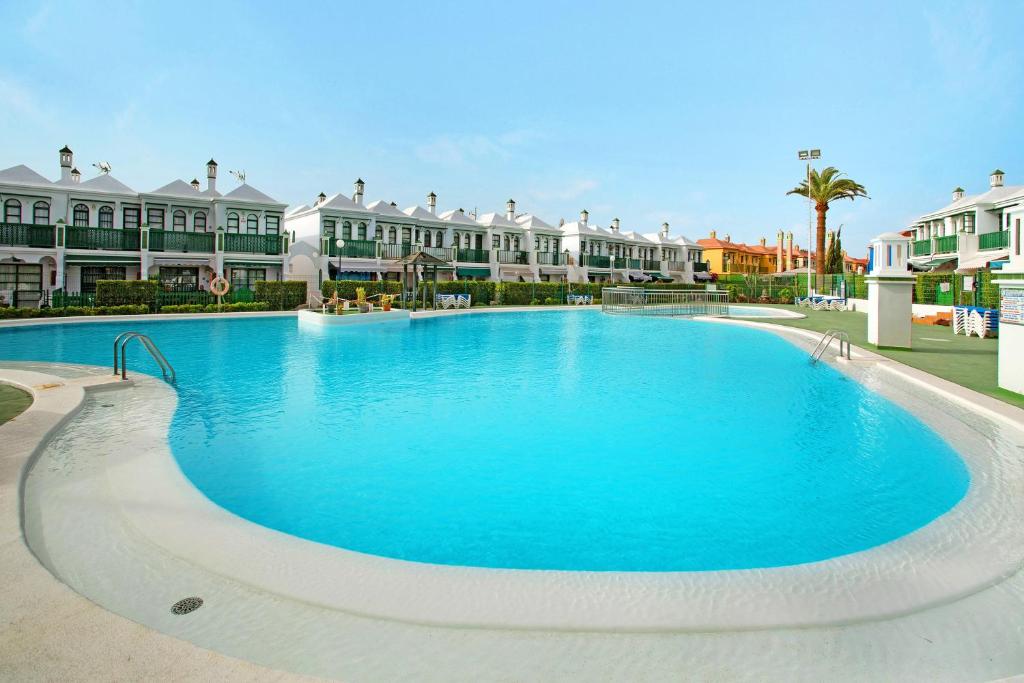 a large swimming pool in the middle of a resort at Dunaflor Gemelo 1 in San Bartolomé