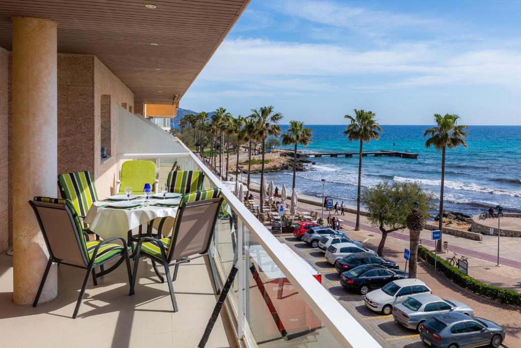 a balcony with a table and chairs and a view of the beach at Frente al mar in Cala Millor