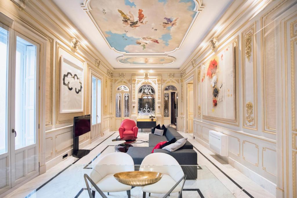 a living room with a ceiling with a painting at Palacio Salvetti Suites in Alicante