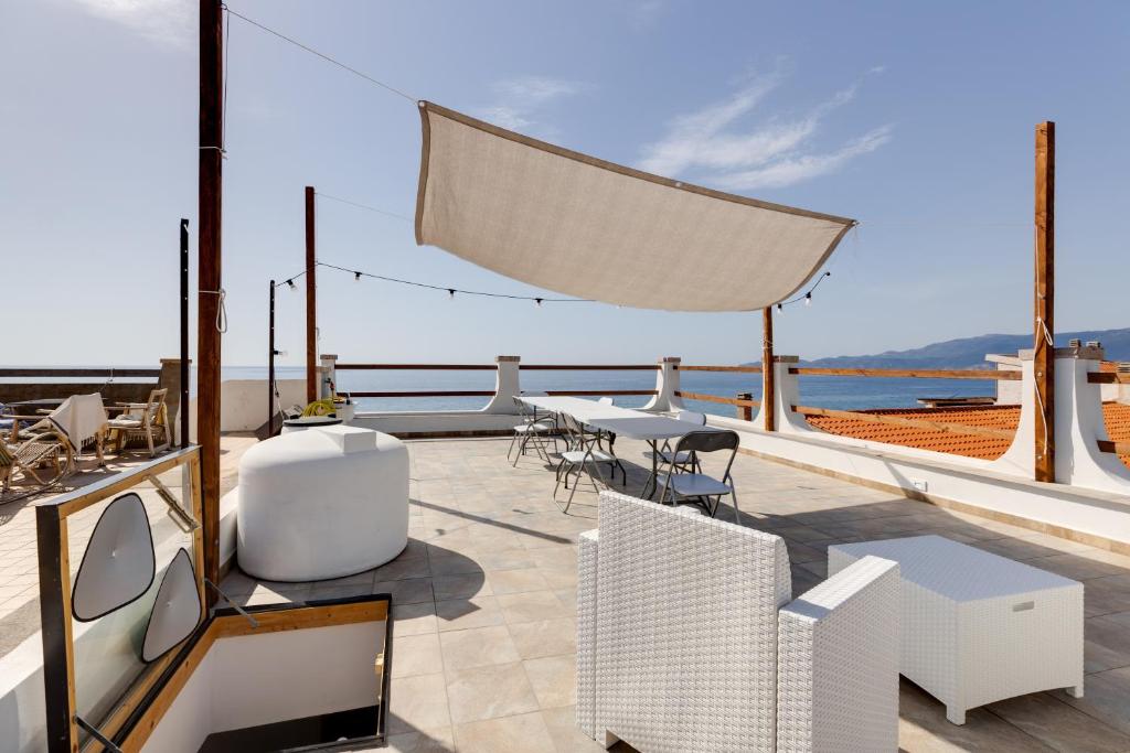 a balcony with a table and chairs and the ocean at Casa Simo in Porto Alabe