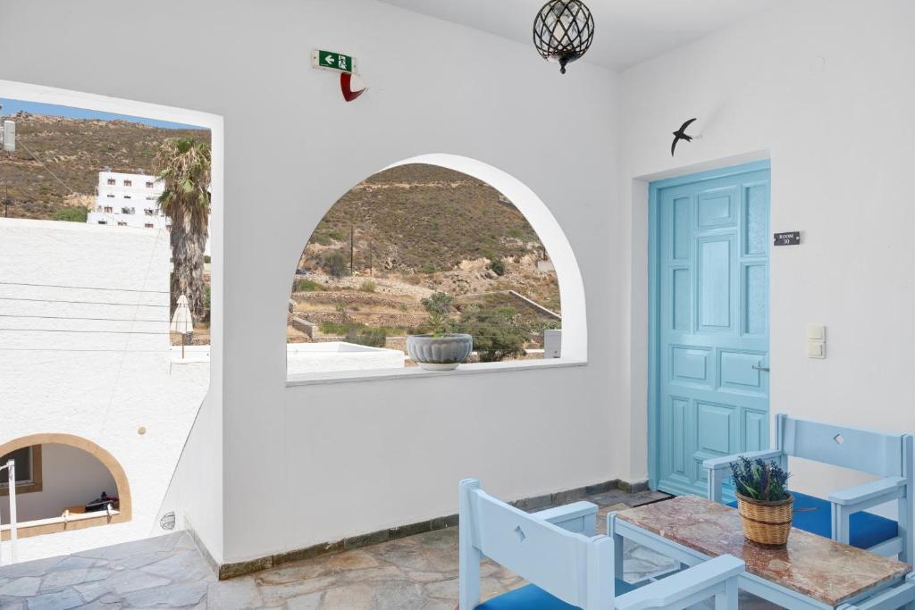 a room with a blue door and a window at Pico Bello Patmos 28 in Patmos