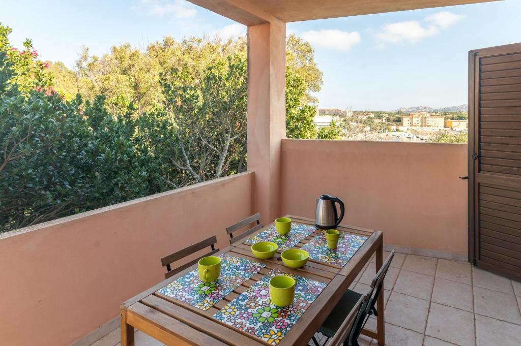 a table with cups on it on a balcony at Le Giare in La Maddalena