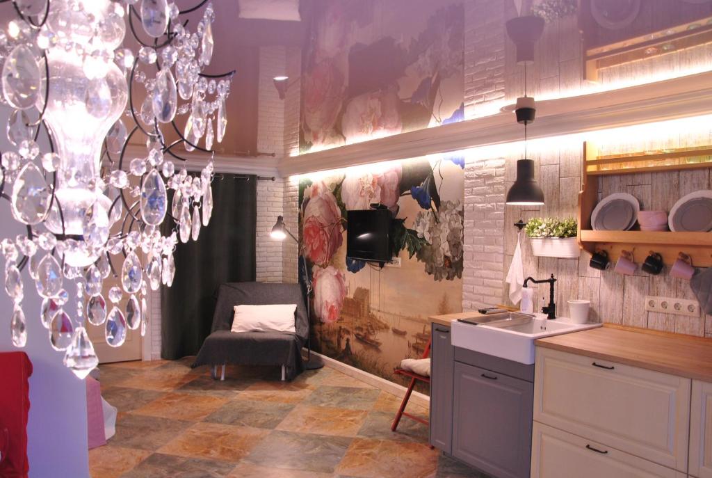 une cuisine avec des lustres et un évier dans la chambre dans l'établissement Provence Style Apartment, à Krasnaïa Poliana