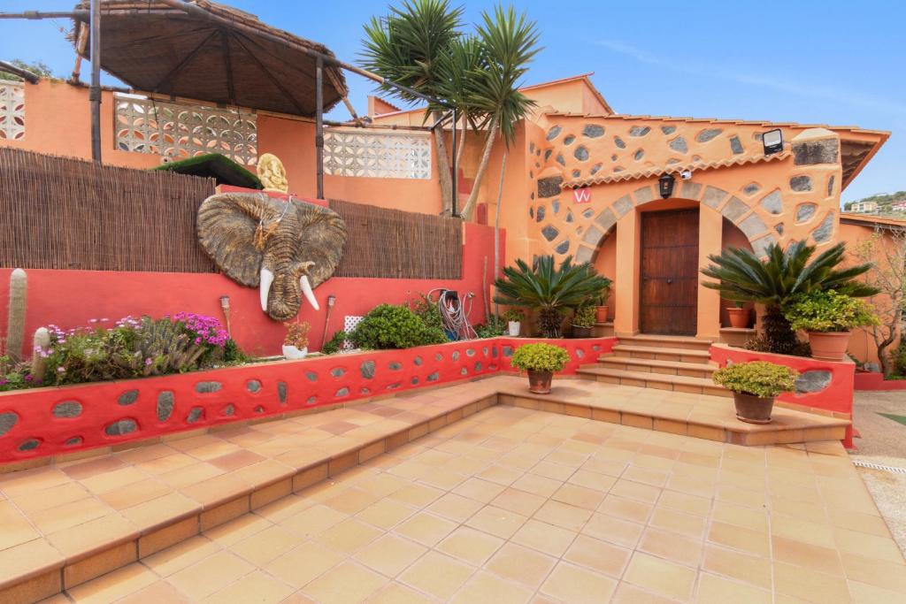 a house with an elephant head on the wall at Retiro Canario in Santa Brígida