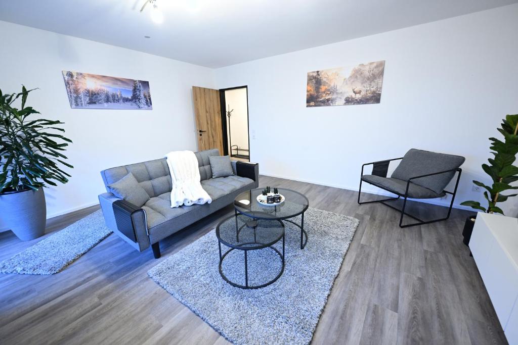 a living room with a couch and a table at Timos Ferienwohnung in Schmallenberg