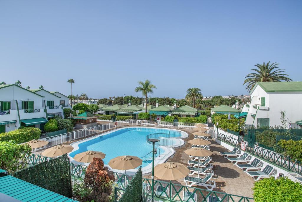 an overhead view of a pool with umbrellas and chairs at Great Bungalow Maspalomas in Maspalomas