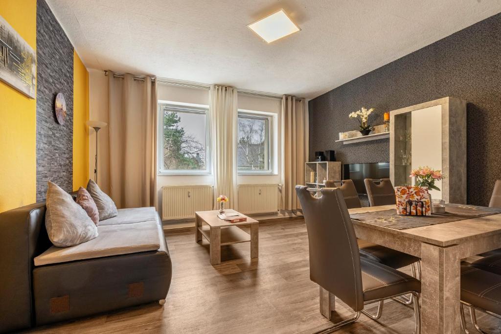 a living room with a table and a couch at Ferienwohnung Deluxe in Radeberg