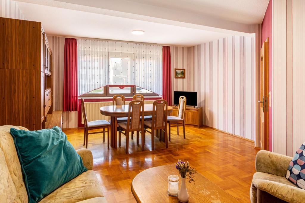 a living room with a table and a couch at Zum weißen Roß in Hausen